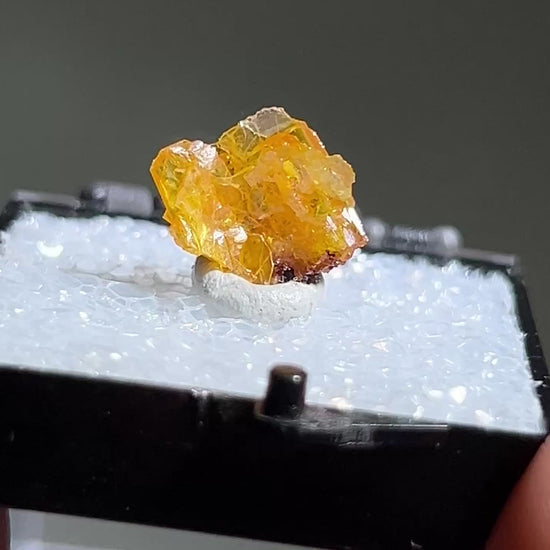 墨西哥鉬鉛礦標本（Mexican wulfenite specimen）呈高度透明的薄板狀晶體（with highly transparent thin tabular crystals）