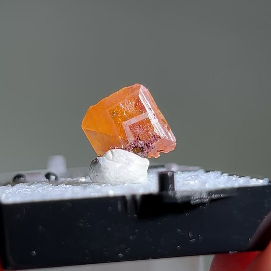 墨西哥鉬鉛礦標本（Mexican wulfenite specimen）呈高度透明的薄板狀晶體（with highly transparent thin tabular crystals）