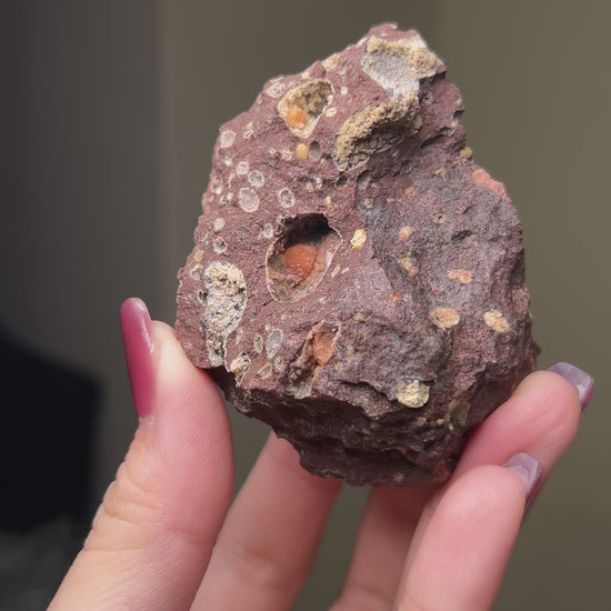來自義大利維洛納 Soave 的稀有菱沸石（Chabazite-Ca）標本，呈現淡橘色晶體 / Rare chabazite-Ca specimen from Soave, featuring light orange crystals.