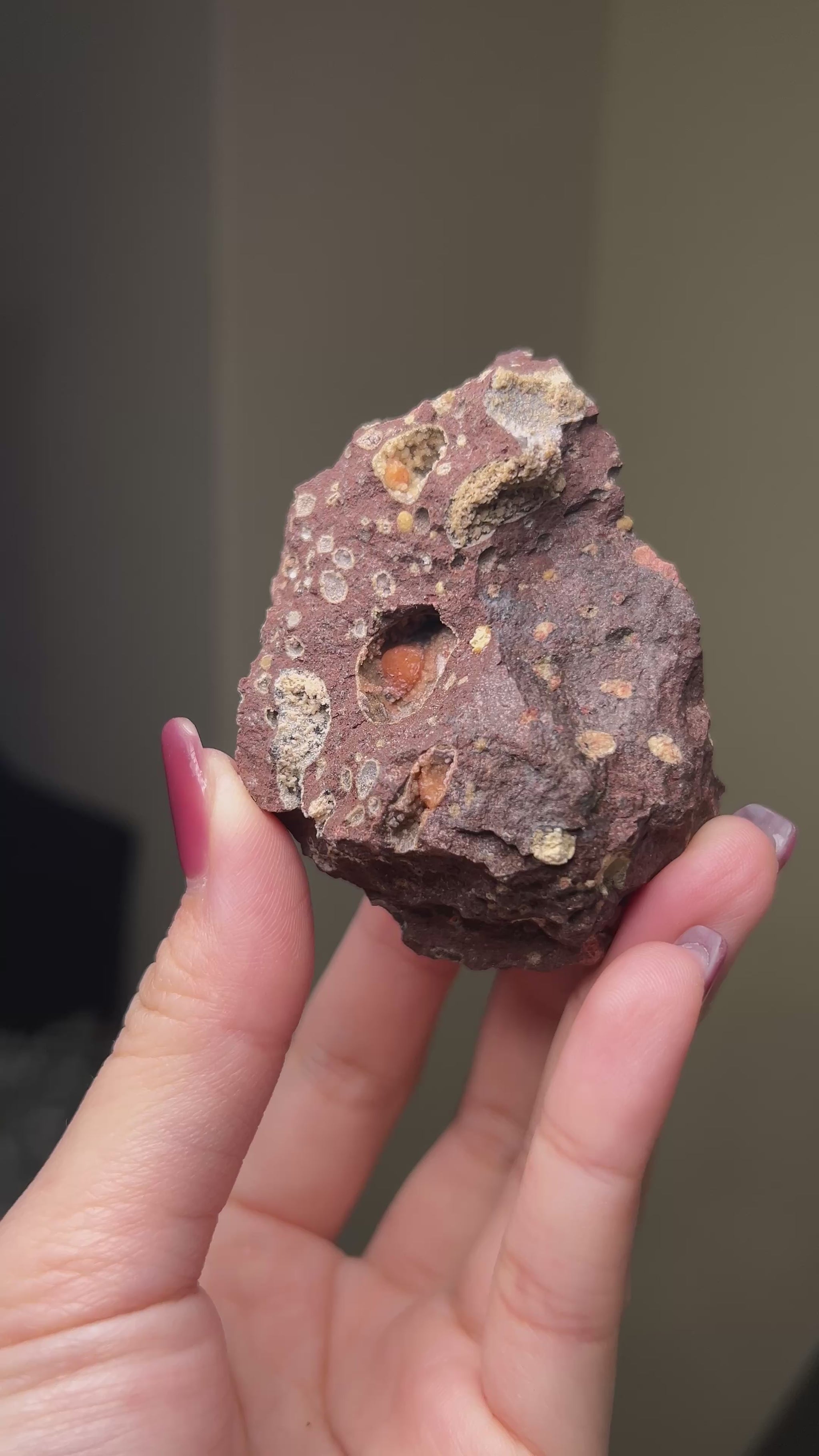 來自義大利維洛納 Soave 的稀有菱沸石（Chabazite-Ca）標本，呈現淡橘色晶體 / Rare chabazite-Ca specimen from Soave, featuring light orange crystals.