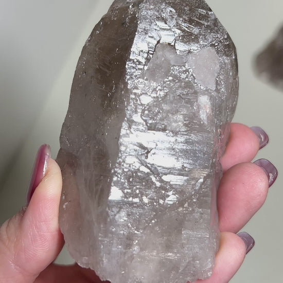 極罕見埃及西奈山煙晶有著古老的紋理與專注穩定的能量 rare smoky quartz from mount Sinai, Egypt gives divine energy
