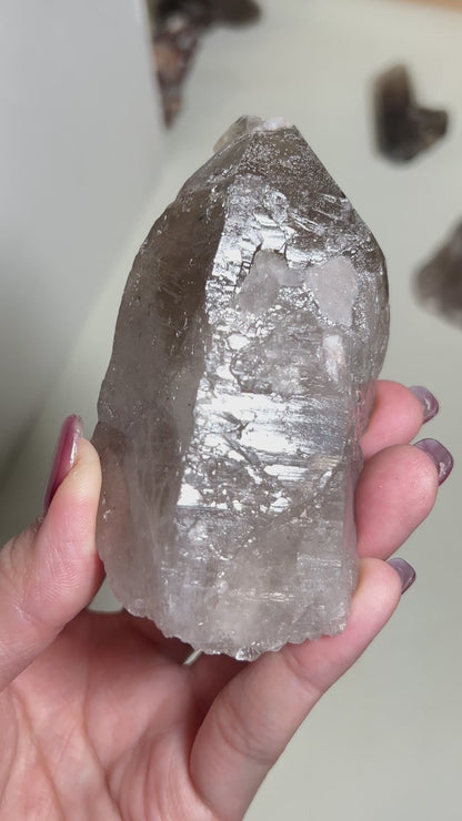 極罕見埃及西奈山煙晶有著古老的紋理與專注穩定的能量 rare smoky quartz from mount Sinai, Egypt gives divine energy