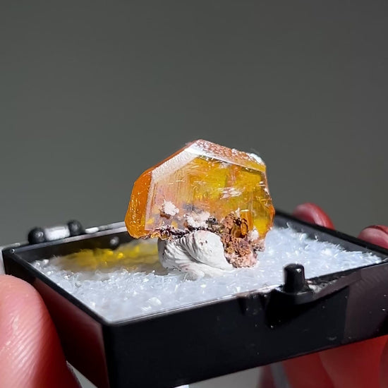 墨西哥鉬鉛礦標本（Mexican wulfenite specimen）呈高度透明的薄板狀晶體（with highly transparent thin tabular crystals）