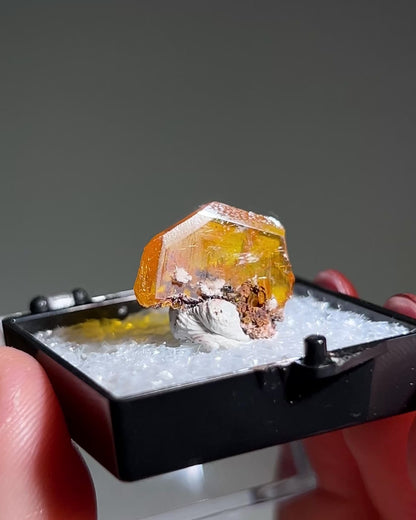 墨西哥鉬鉛礦標本（Mexican wulfenite specimen）呈高度透明的薄板狀晶體（with highly transparent thin tabular crystals）