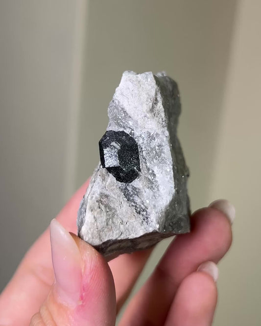 黑水晶硬石膏 - 義大利