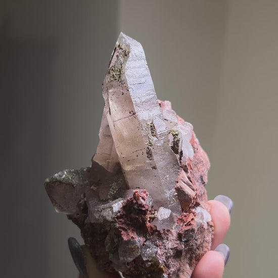 極罕見埃及西奈山煙晶有著古老的紋理與專注穩定的能量 rare smoky quartz from mount Sinai, Egypt gives divine energy