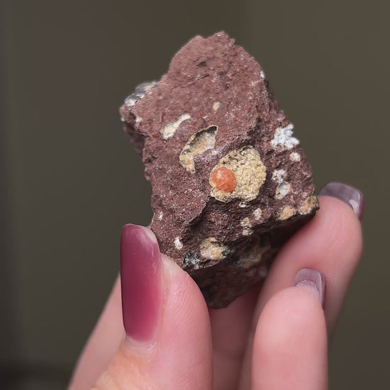 來自義大利維洛納 Soave 的稀有菱沸石（Chabazite-Ca）標本，呈現淡橘色晶體 / Rare chabazite-Ca specimen from Soave, featuring light orange crystals.