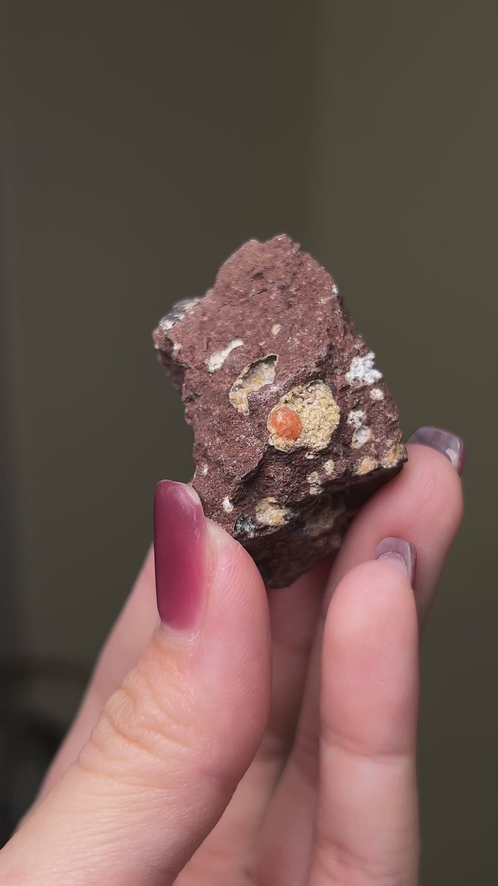 來自義大利維洛納 Soave 的稀有菱沸石（Chabazite-Ca）標本，呈現淡橘色晶體 / Rare chabazite-Ca specimen from Soave, featuring light orange crystals.