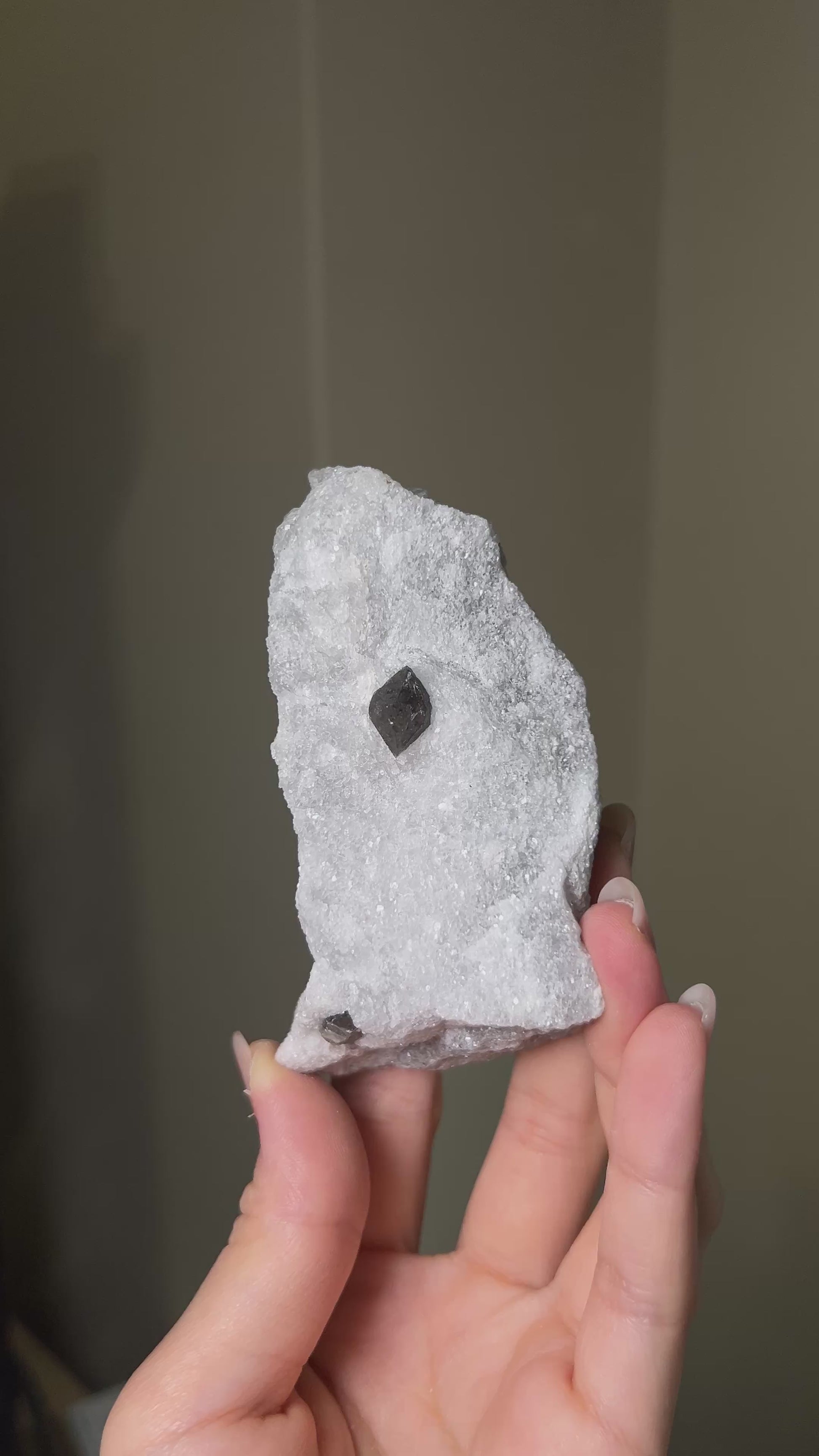 稀有罕見的義大利雙尖黑水晶 Rare black quartz specimen on anhydrite, featuring double-terminated quartz crystals with graphite inclusions from Italy.