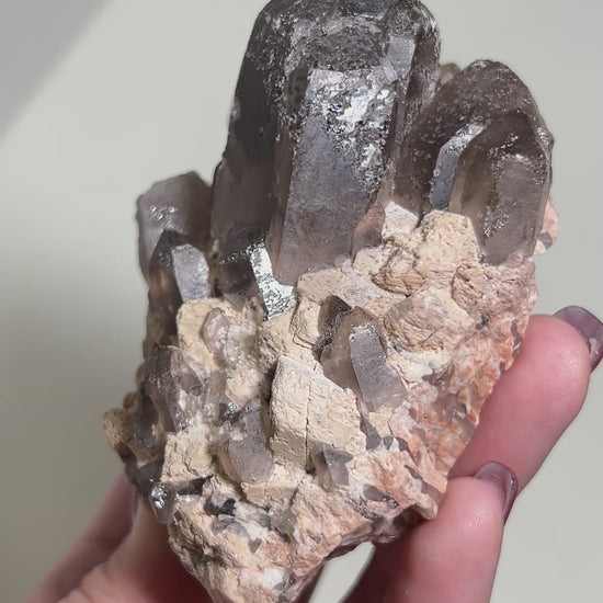 極罕見埃及西奈山煙晶有著古老的紋理與專注穩定的能量 rare smoky quartz from mount Sinai, Egypt gives divine energy