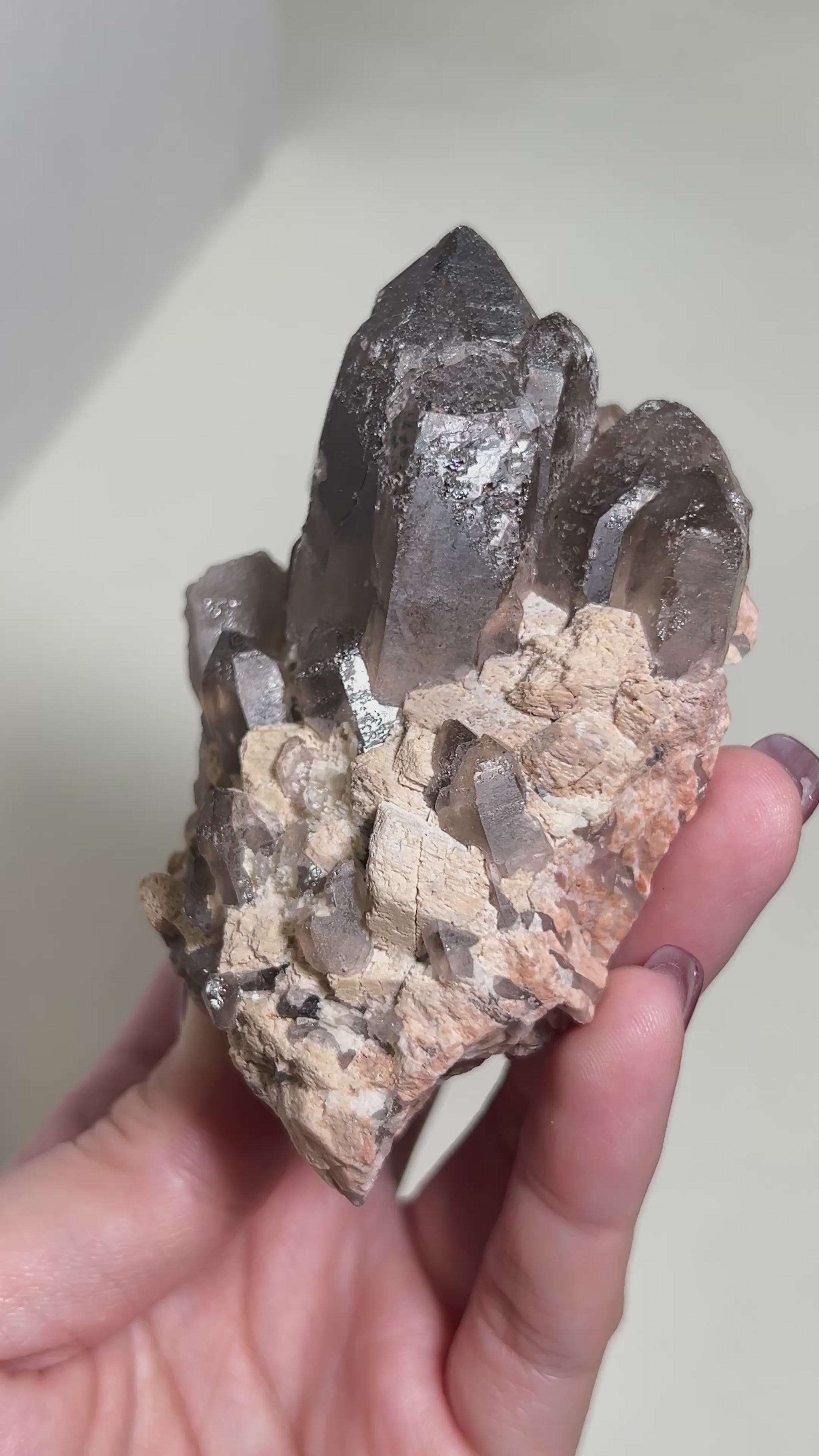 極罕見埃及西奈山煙晶有著古老的紋理與專注穩定的能量 rare smoky quartz from mount Sinai, Egypt gives divine energy