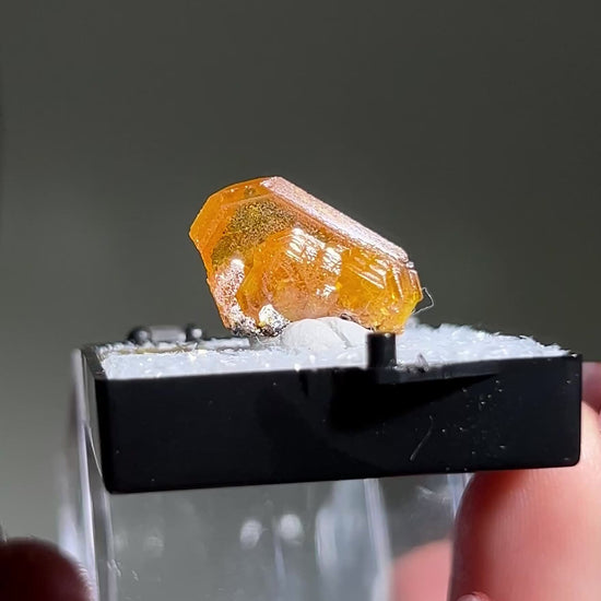 墨西哥鉬鉛礦標本（Mexican wulfenite specimen）呈高度透明的薄板狀晶體（with highly transparent thin tabular crystals）