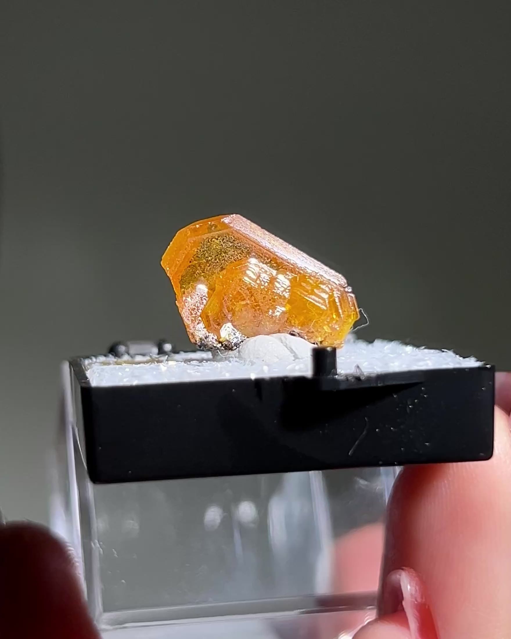 墨西哥鉬鉛礦標本（Mexican wulfenite specimen）呈高度透明的薄板狀晶體（with highly transparent thin tabular crystals）