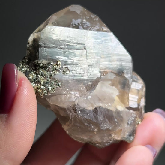 罕見的波士尼亞煙晶 smoky quartz from rare locality Bosnia Herzegovina shows elegant gradient of color and wild structure