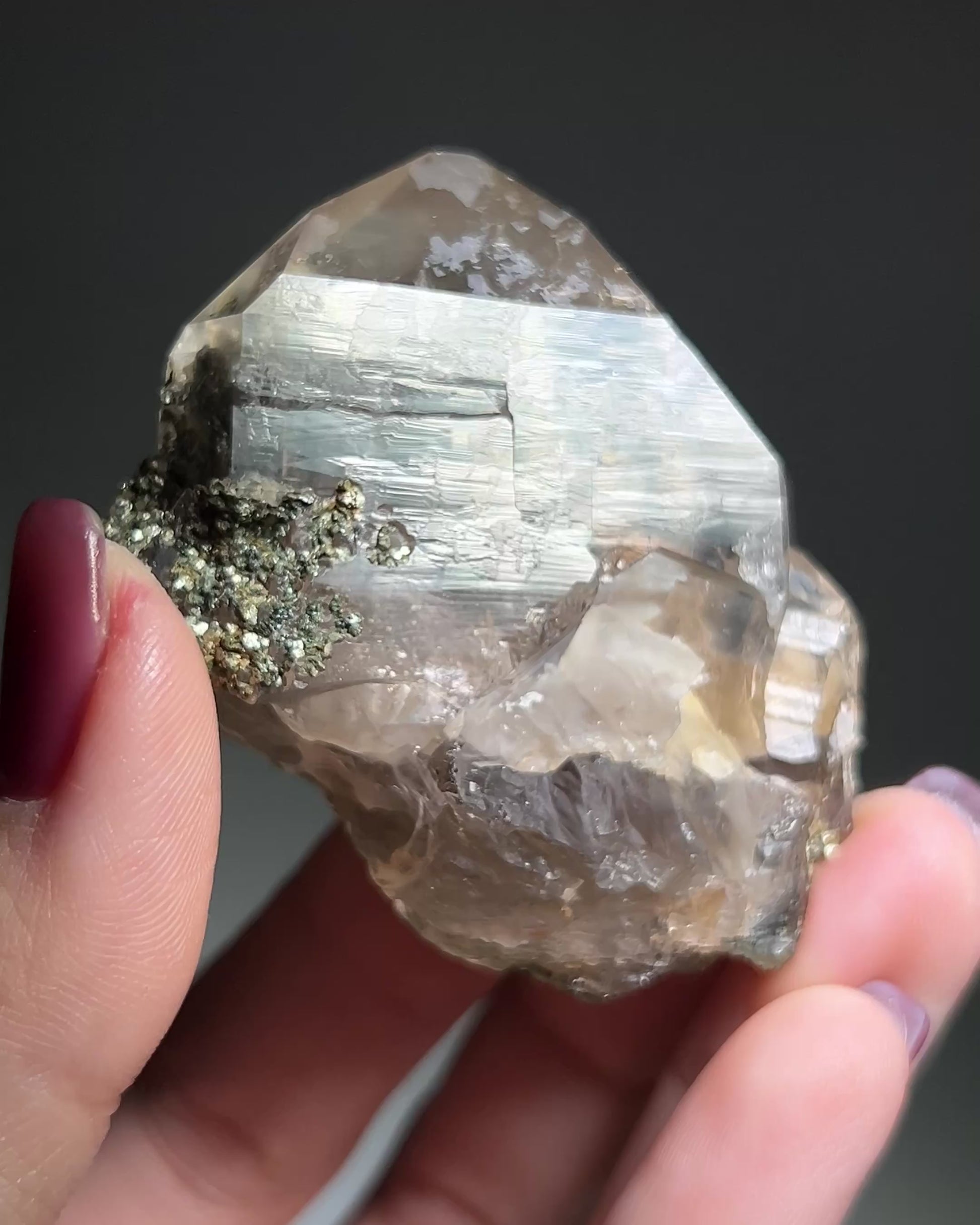 罕見的波士尼亞煙晶 smoky quartz from rare locality Bosnia Herzegovina shows elegant gradient of color and wild structure