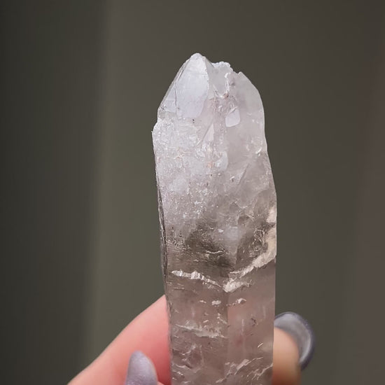 極罕見埃及西奈山煙晶有著古老的紋理與專注穩定的能量 rare smoky quartz from mount Sinai, Egypt gives divine energy