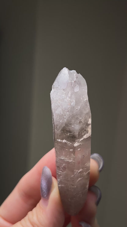 極罕見埃及西奈山煙晶有著古老的紋理與專注穩定的能量 rare smoky quartz from mount Sinai, Egypt gives divine energy