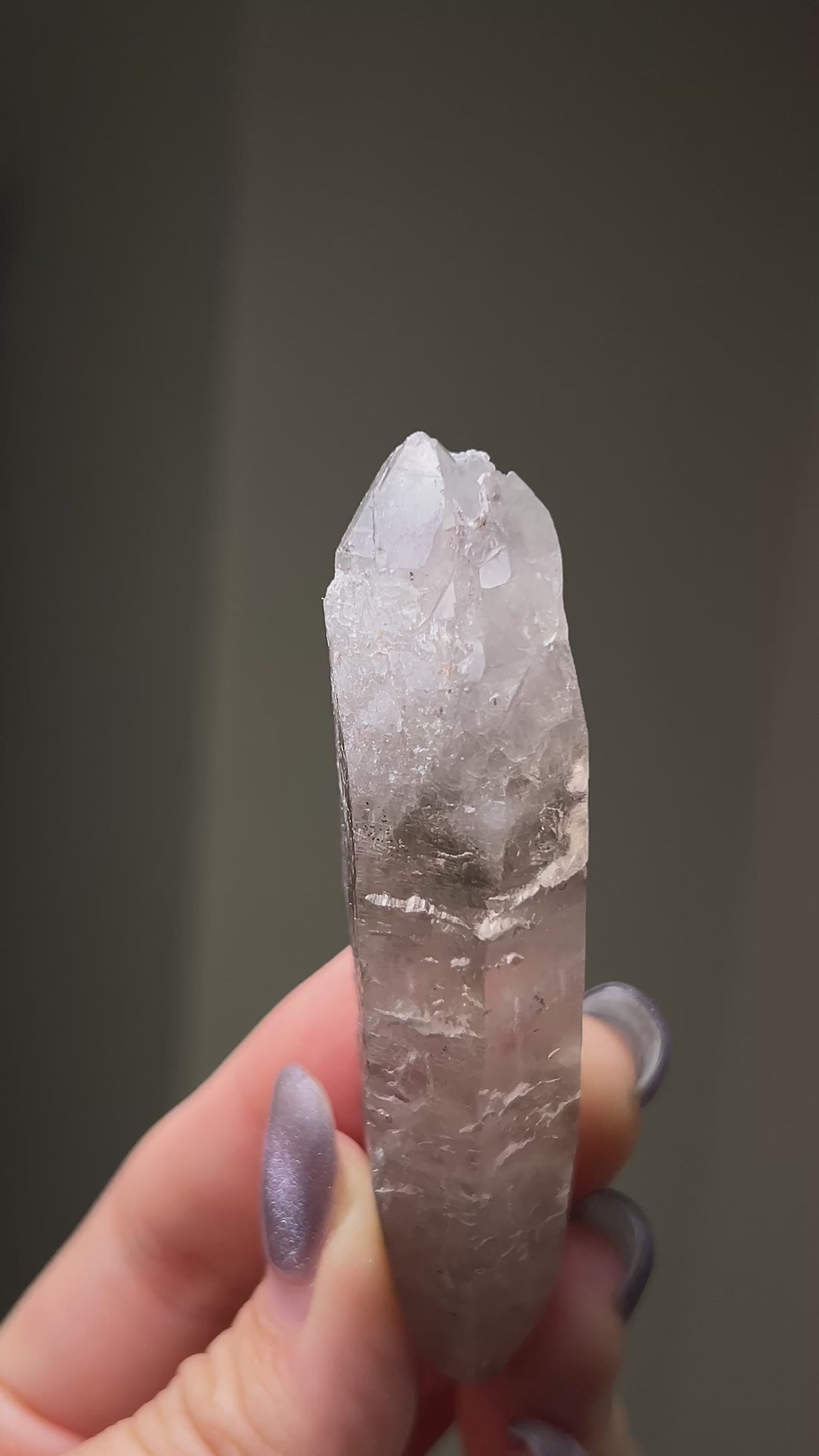 極罕見埃及西奈山煙晶有著古老的紋理與專注穩定的能量 rare smoky quartz from mount Sinai, Egypt gives divine energy