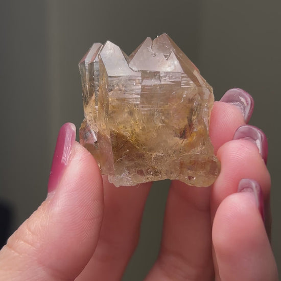 罕見的波士尼亞煙晶 smoky quartz from rare locality Bosnia Herzegovina shows elegant gradient of color and wild structure