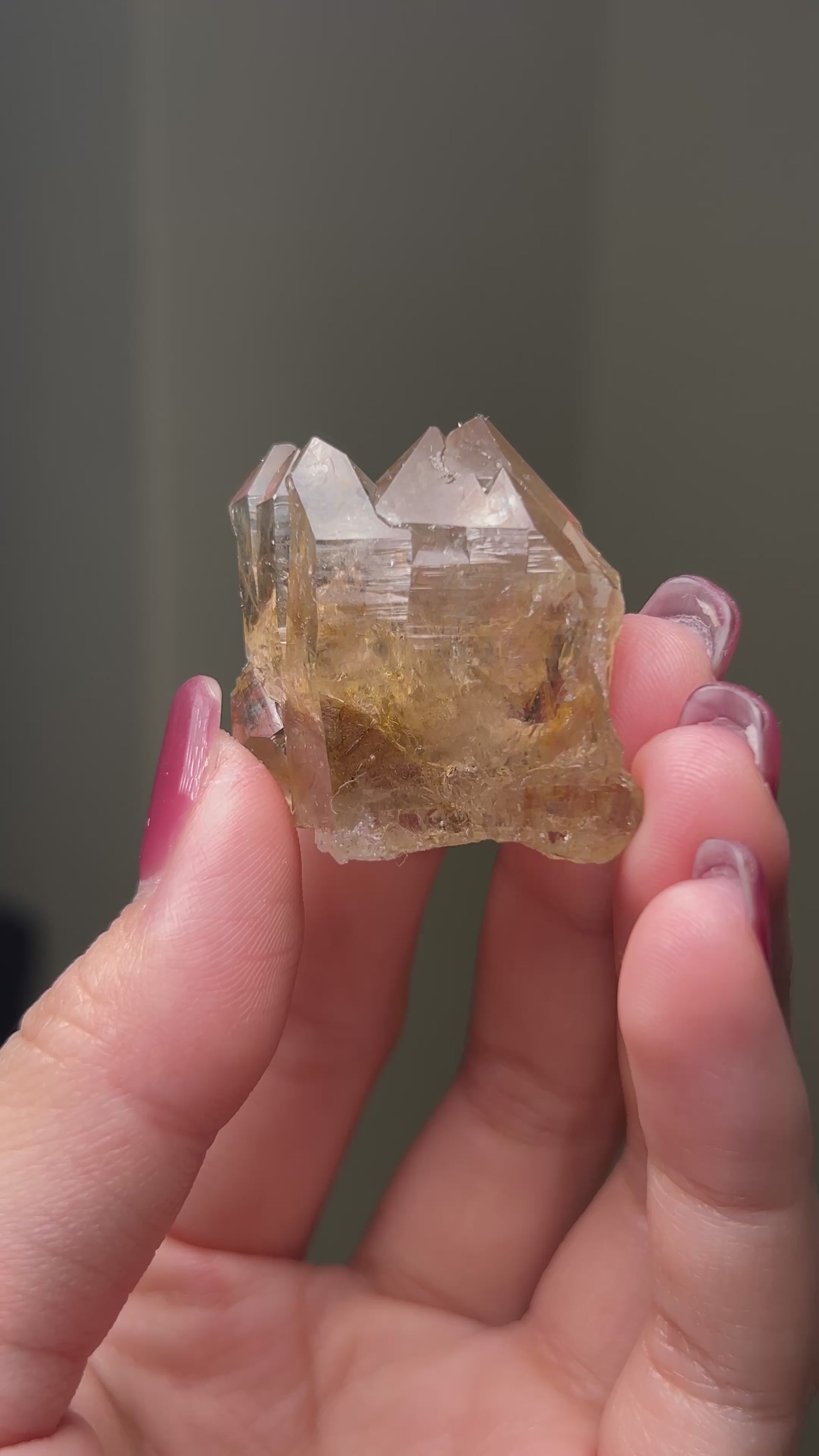 罕見的波士尼亞煙晶 smoky quartz from rare locality Bosnia Herzegovina shows elegant gradient of color and wild structure