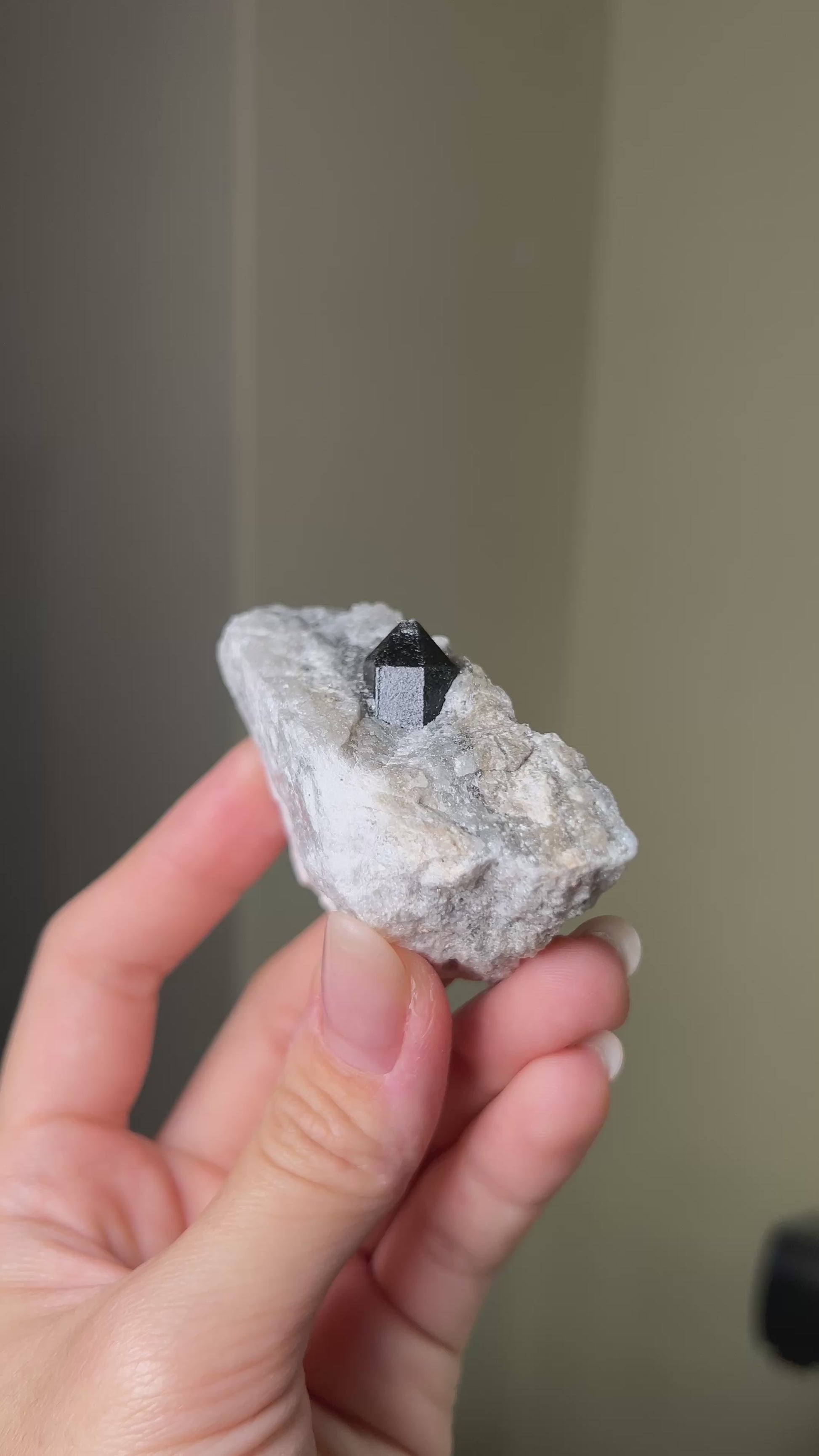 稀有罕見的義大利雙尖黑水晶 Rare black quartz specimen on anhydrite, featuring double-terminated quartz crystals with graphite inclusions from Italy.