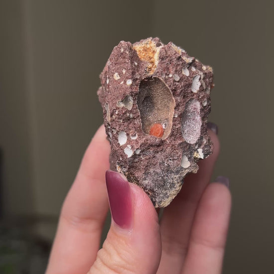 來自義大利維洛納 Soave 的稀有菱沸石（Chabazite-Ca）標本，呈現淡橘色晶體 / Rare chabazite-Ca specimen from Soave, featuring light orange crystals.