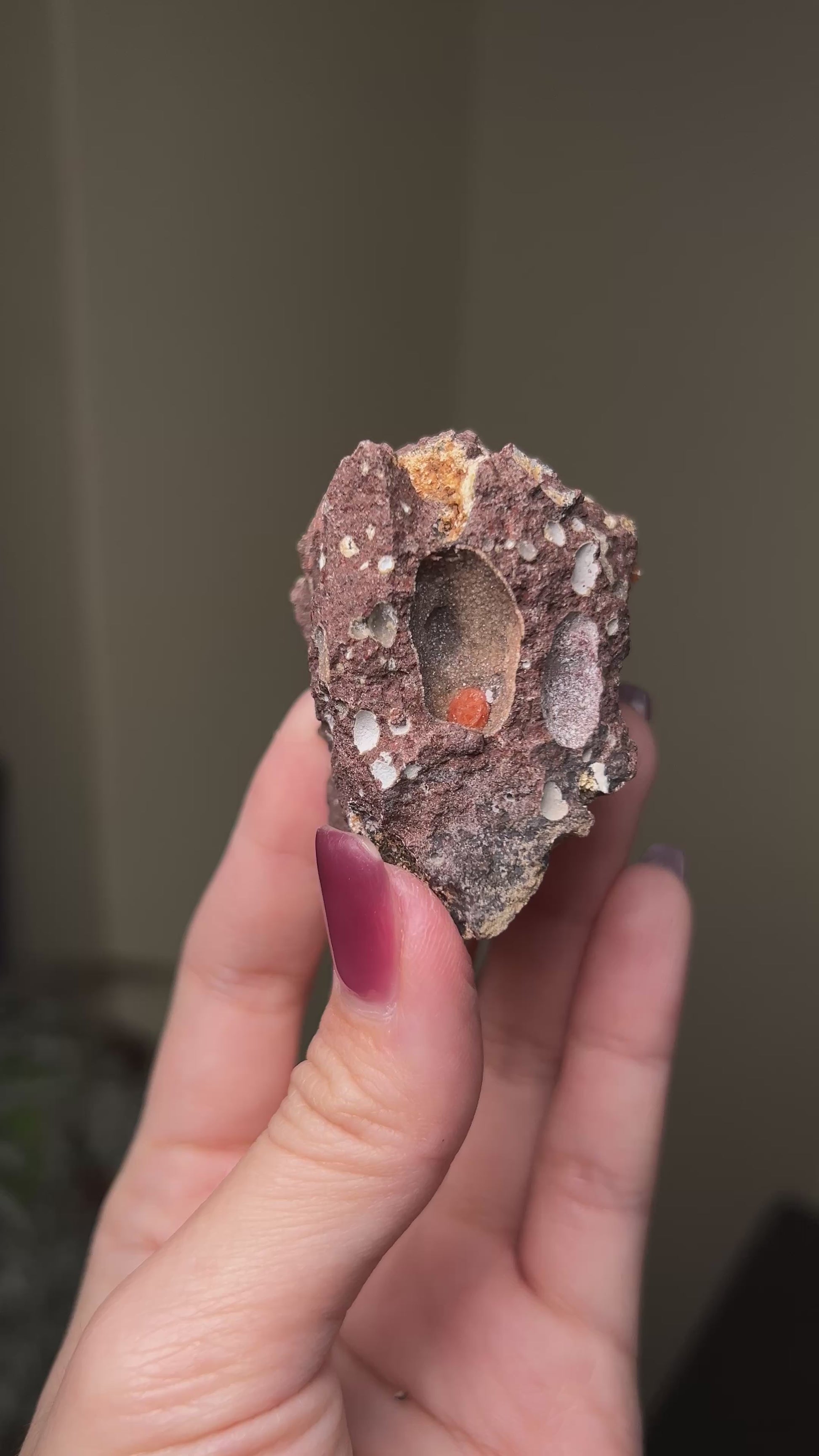 來自義大利維洛納 Soave 的稀有菱沸石（Chabazite-Ca）標本，呈現淡橘色晶體 / Rare chabazite-Ca specimen from Soave, featuring light orange crystals.