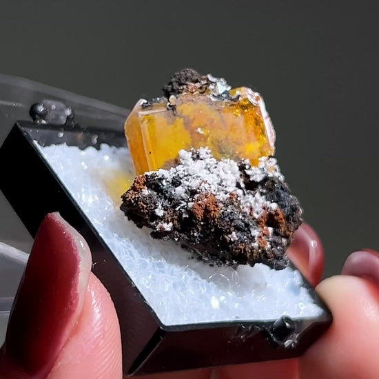 墨西哥鉬鉛礦標本（Mexican wulfenite specimen）呈高度透明的薄板狀晶體（with highly transparent thin tabular crystals）