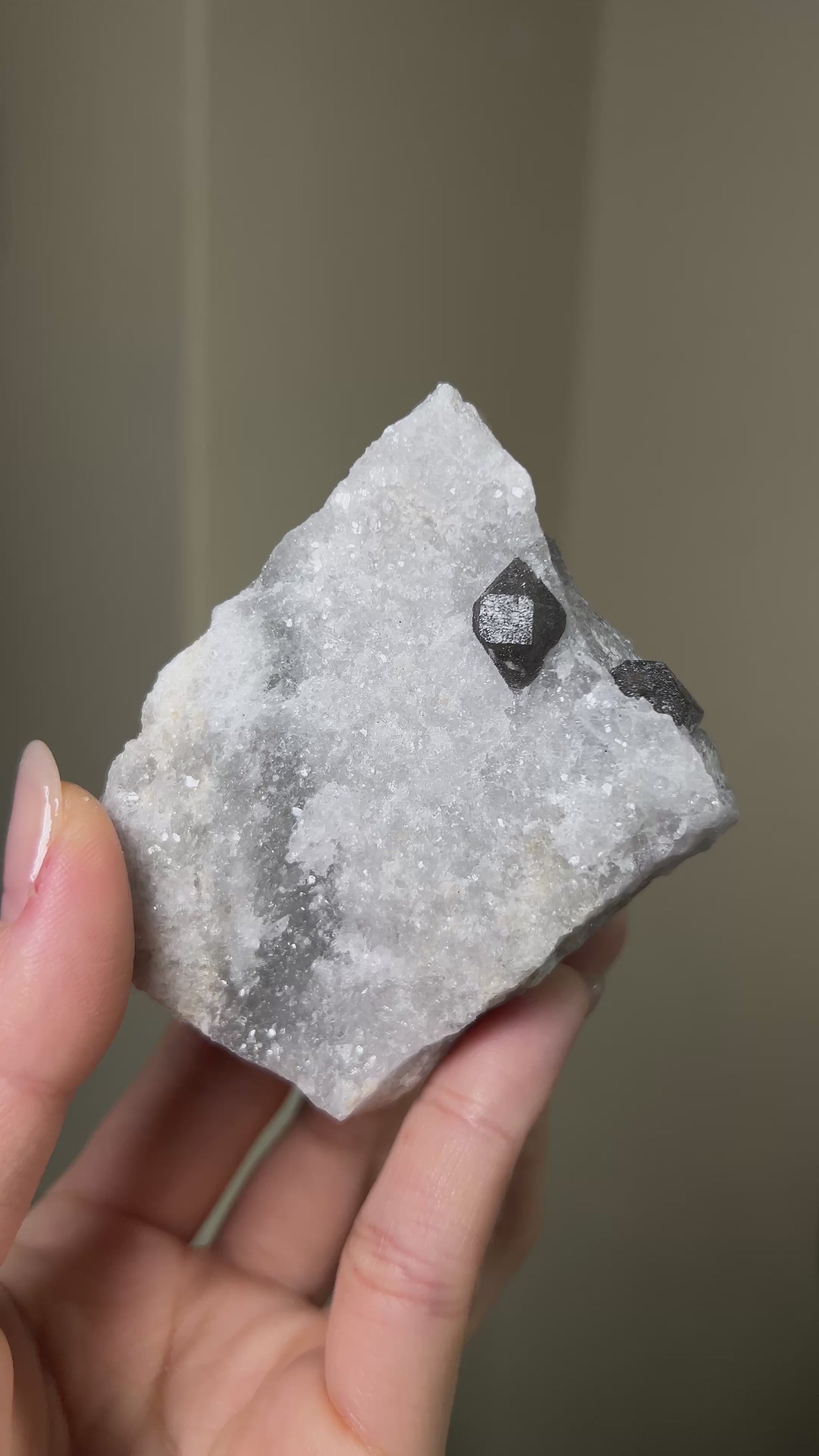 稀有罕見的義大利雙尖黑水晶 Rare black quartz specimen on anhydrite, featuring double-terminated quartz crystals with graphite inclusions from Italy.